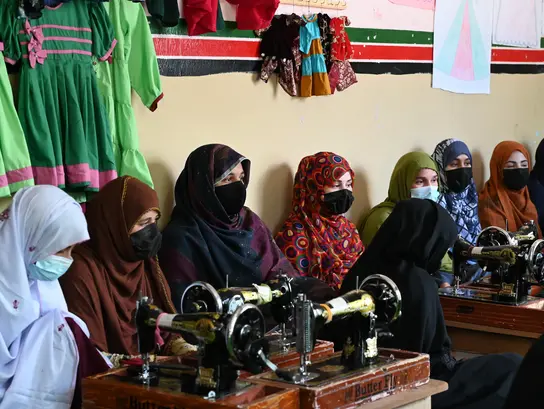 Nur Näharbeiten und Aufgaben, die zu Hause erledigt werden können, dürfen Frauen in Afghanistan noch ausüben. Foto: Chris Hartmann 