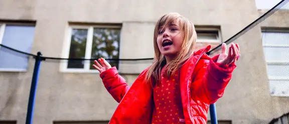Ukraine: Ein Kind springt auf einem Trampolin im Garten des Mutter-Kind-Hauses.