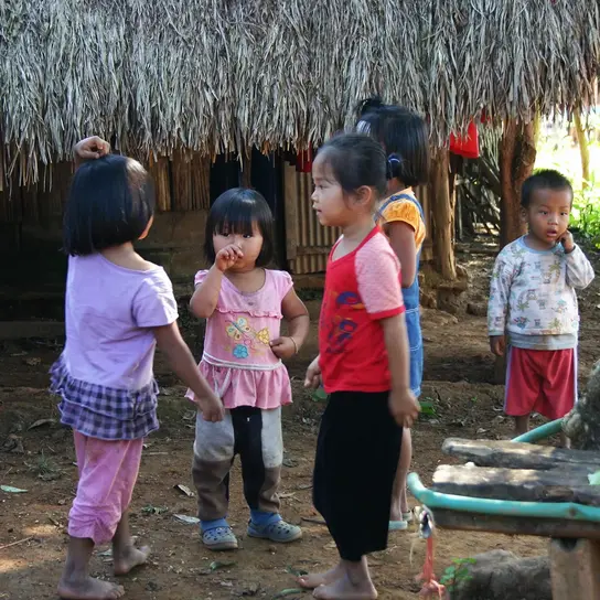 Thailand: Kinder stehen in einer Gruppe und reden. 