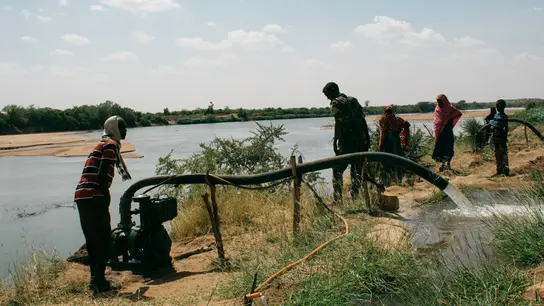 Pumpen sorgen für eine bessere Trinkwasserversorgung und eine effektivere Bewässerung. Im Projekt wird statt Benzin Sonnenenergie verwendet, um das Wasser vom Fluss zu den Menschen und auf die Felder zu bringen. 