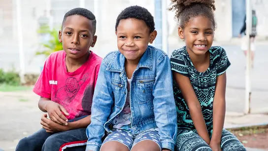Drei lächelnde Kinder, werden Sie Unternehmenspartner