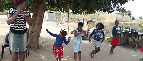 Mosambik: Kinder spielen zusammen. 