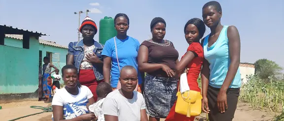Simbabwe: Mädchen und Frauen stehen in einer Gruppe beisammen.