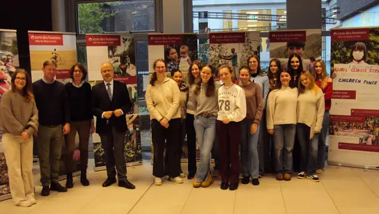 Das Bild zeigt die Schüler*innen des Marienberg-Gymnasiums in Neuss vor der Terre des Hommes-Ausstellung »Kinderrecht auf eine gesunde Umwelt«