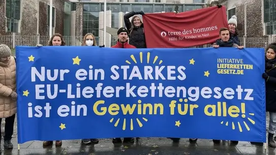 Das Bild zeigt Terre des Hommes-Aktivist*innen bei einer Aktion der Initiative Lieferkettengesetz