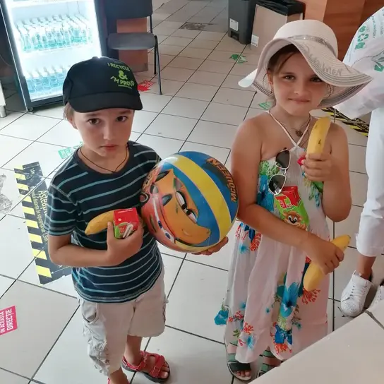 Rumänien/Bukarest: Verpflegung und Spielzeug für geflüchtete Kinder am Gara de Nord.