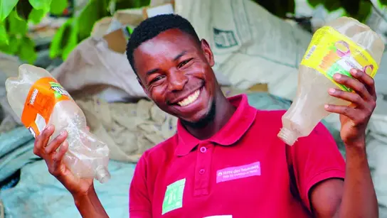 Sambia: Jugendliche sammeln Müll, um diesen im Projekt "Trash4Cash" zu recyclen. 