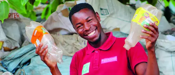 Sambia: Jugendliche sammeln Müll, um diesen im Projekt "Trash4Cash" zu recyclen. 