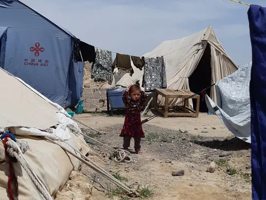 Kinder leben in provisorischen Unterkünften im Erdbebengebiet im Distrikt Zinda Jan in der Provinz Herat. Foto: Sandra Fenkl 