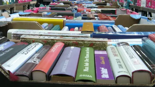 Das Bild zeigt eine Bücherkiste vom Bücherflohmarkt in Aschaffenburg