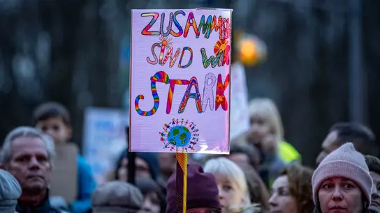 Das Bild zeigt eine Demonstration in Berlin gegen Rechtsextremismus. Fotorechte: Nici Wegener