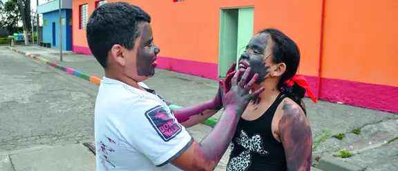 Brasilien: Kinder spielen zusammen und bemalen sich die Gesichter.
