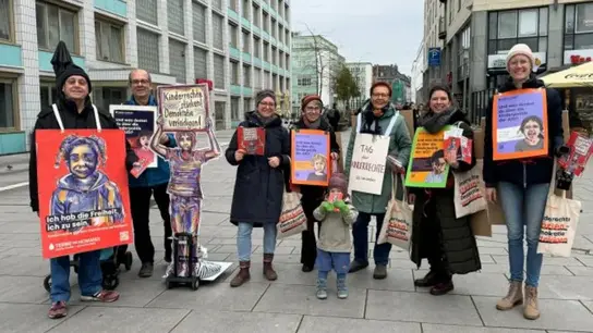 Das Bild zeigt die Kölner Terre des Hommes Gruppe bei einer Aktion anlässlich des Aktionstags 2024 in der Kölner Fußgängerzone