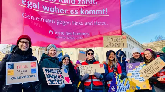 Das Bild zeigt Terre des Hommes Mitarbeiter*innen und Aktive bei der Hand in Hand Demo im Februar in Berlin