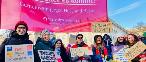 Das Bild zeigt Terre des Hommes Mitarbeiter*innen und Aktive bei der Hand in Hand Demo im Februar in Berlin