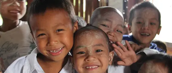 Das Bild zeigt lachende Kinder in einem Terre des Hommes Projekt in Burma
